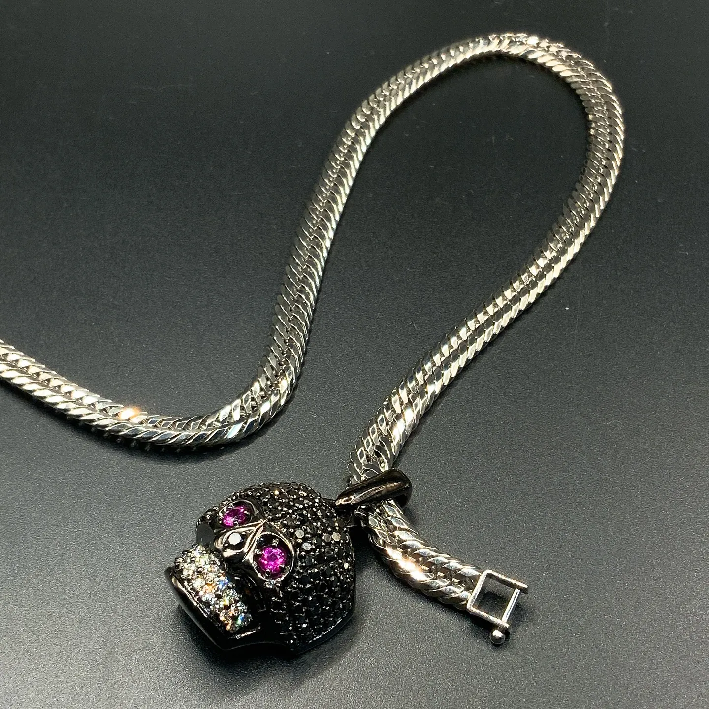 🖤圧倒的存在感。