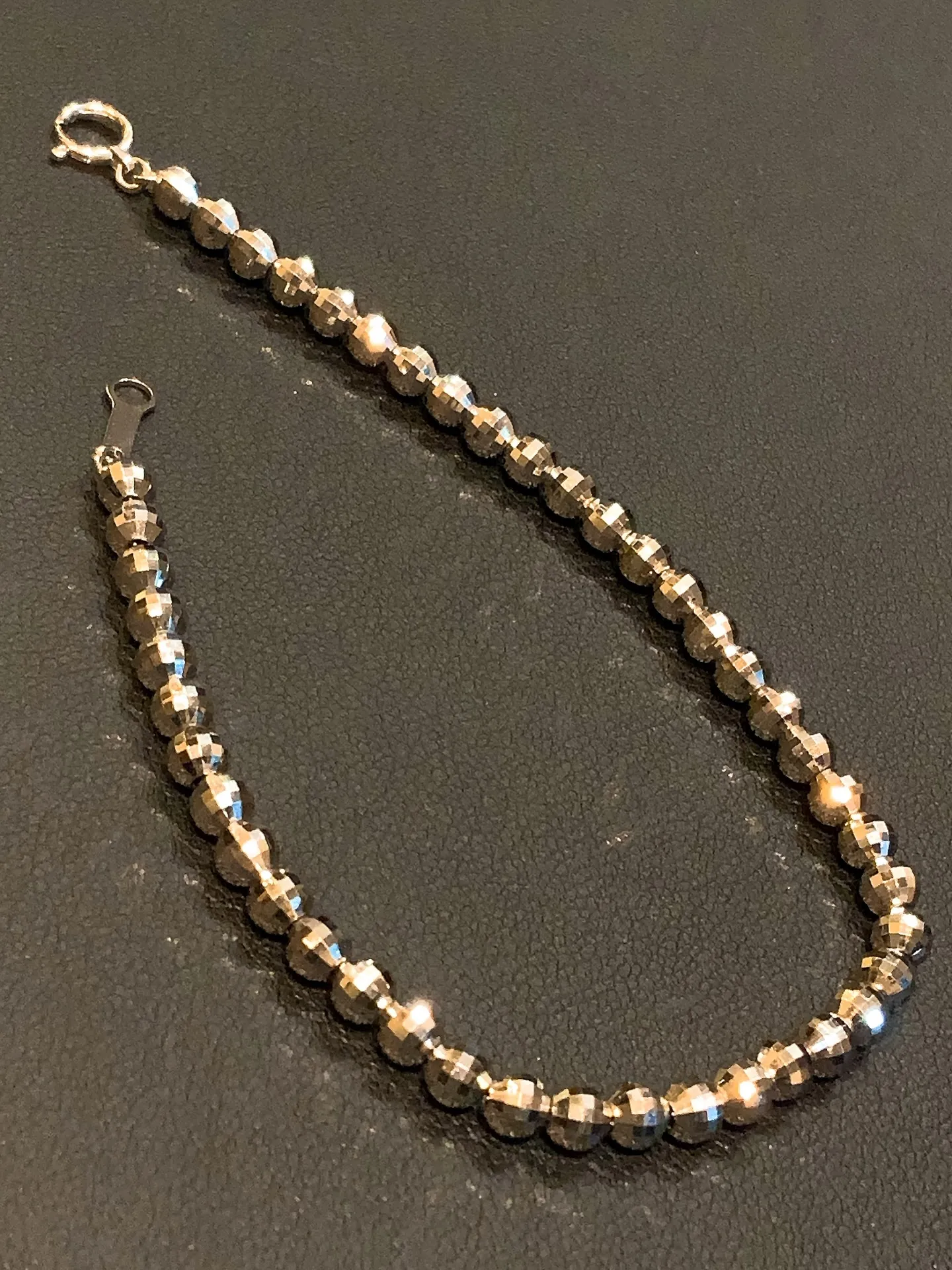 洗練された輝きを、手元に。