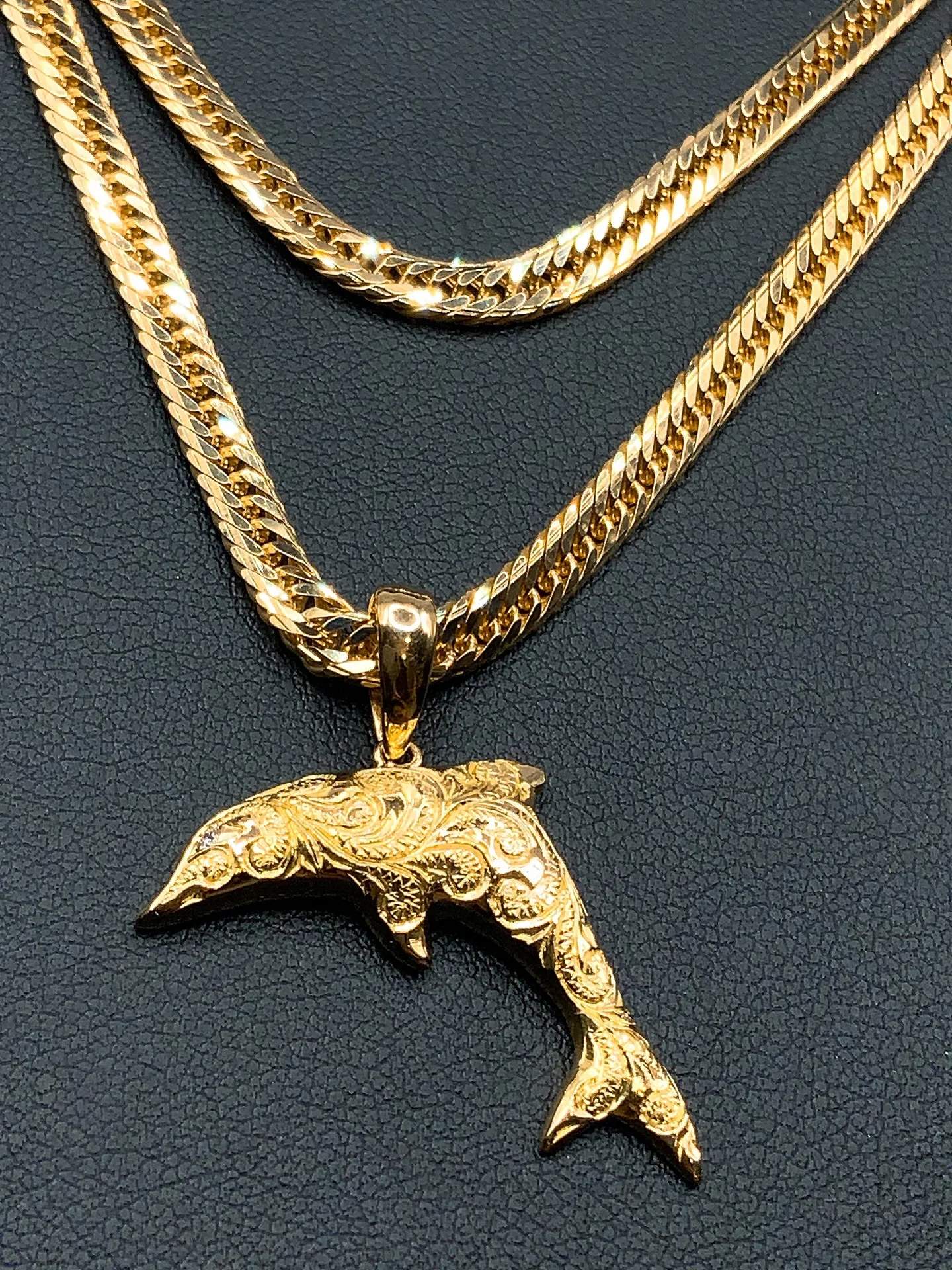 🐬彫りで魅せる、K18ドルフィンペンダント✨