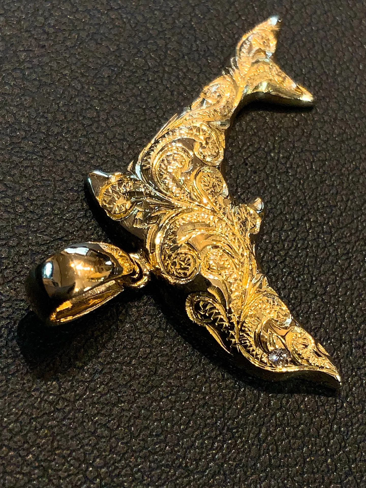 🐬彫りで魅せる、K18ドルフィンペンダント✨