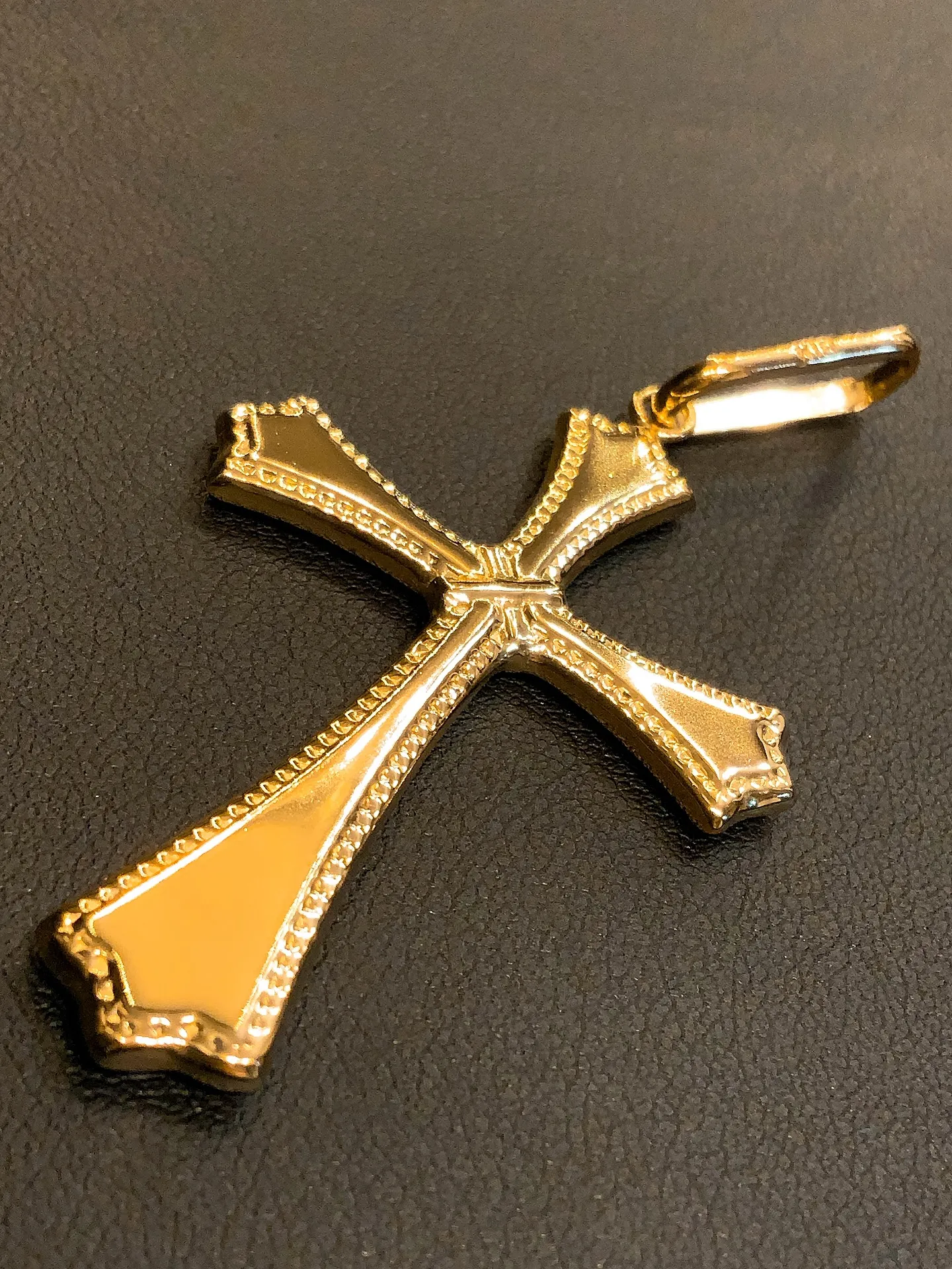 👑 王道を貫く、存在感あるK18クロスペンダント。