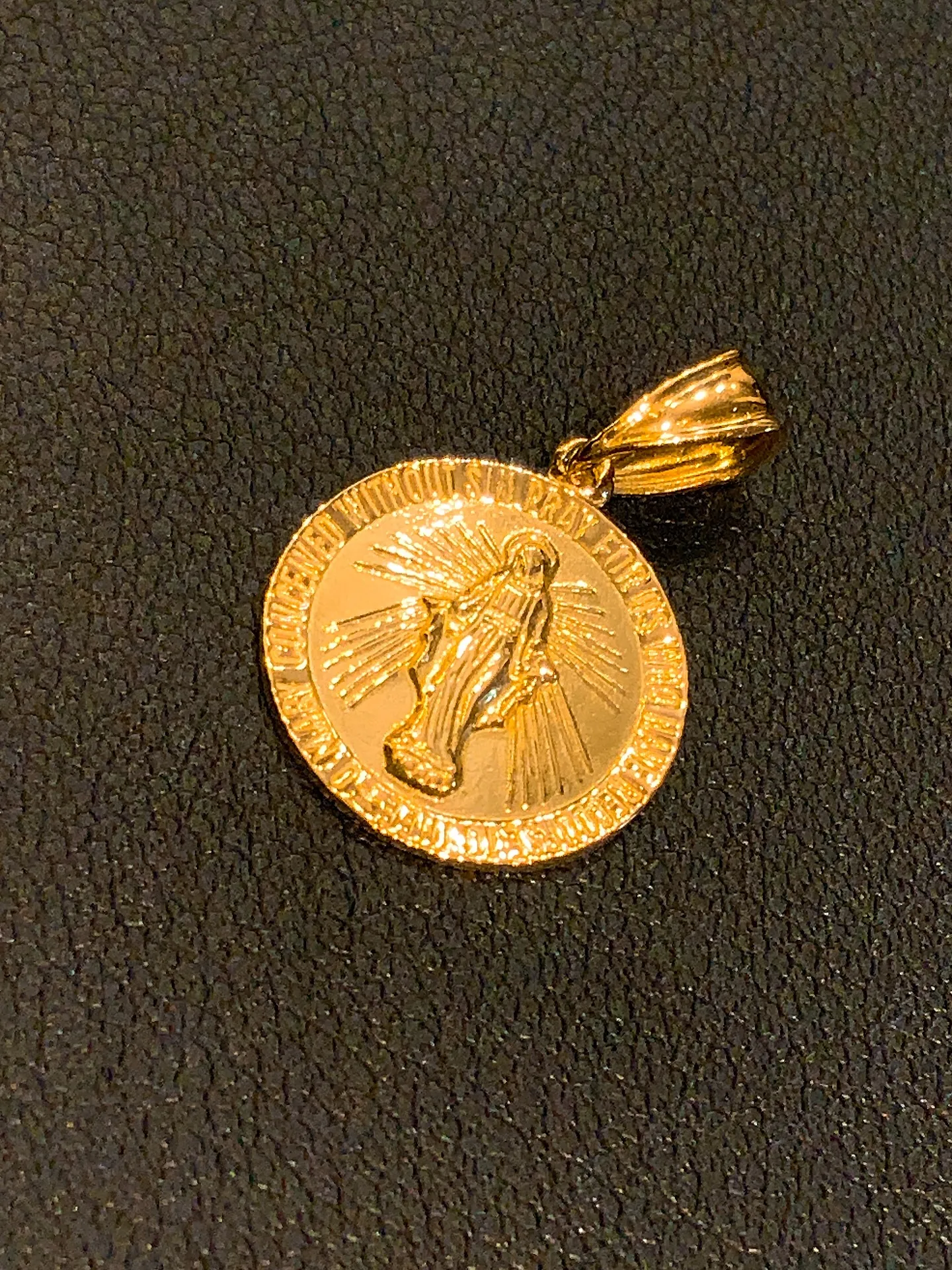 ✨上品に輝く、マリアメダイペンダント✨