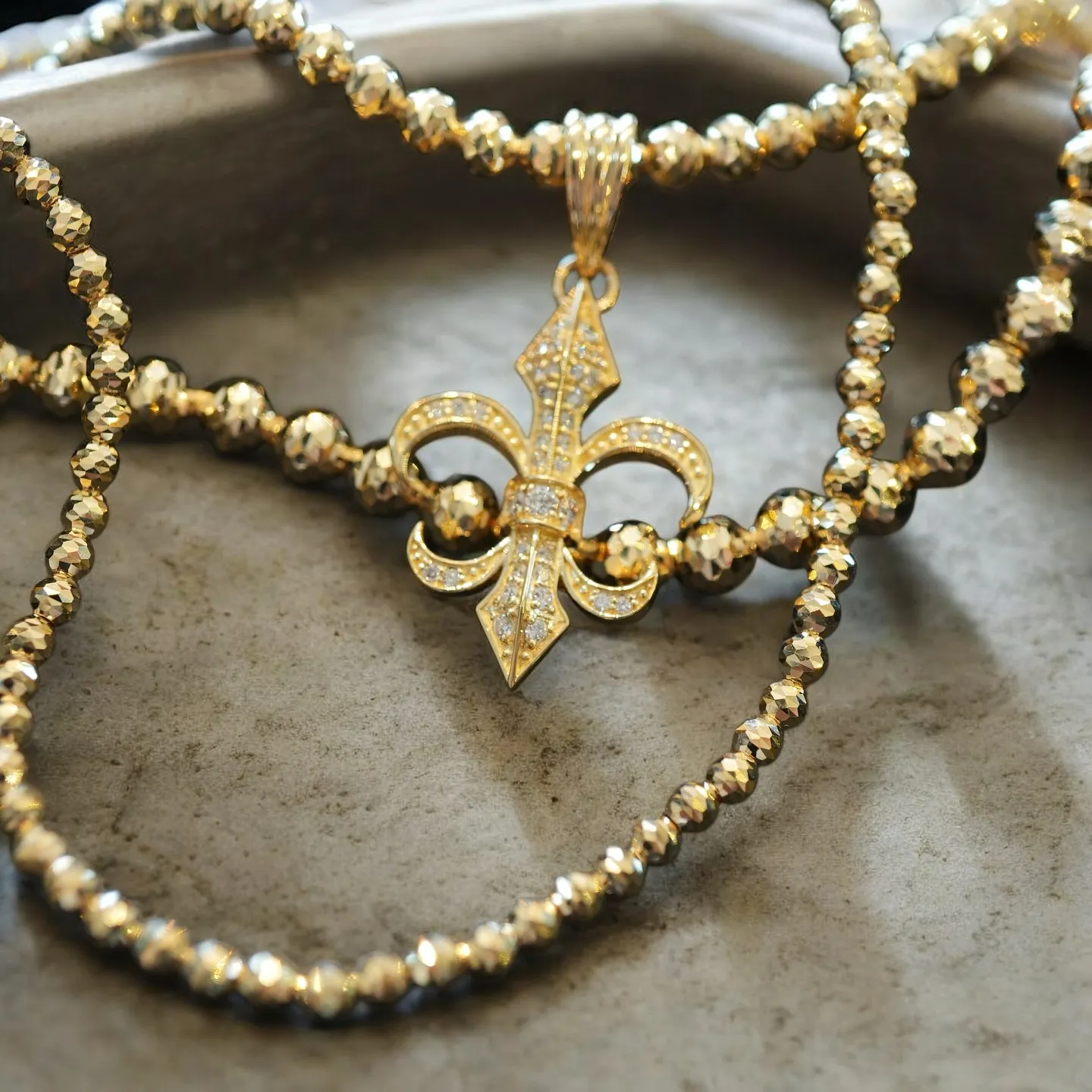 人気のシャンデリアカットボールネックレス✖︎ユリの紋章ダイヤ...