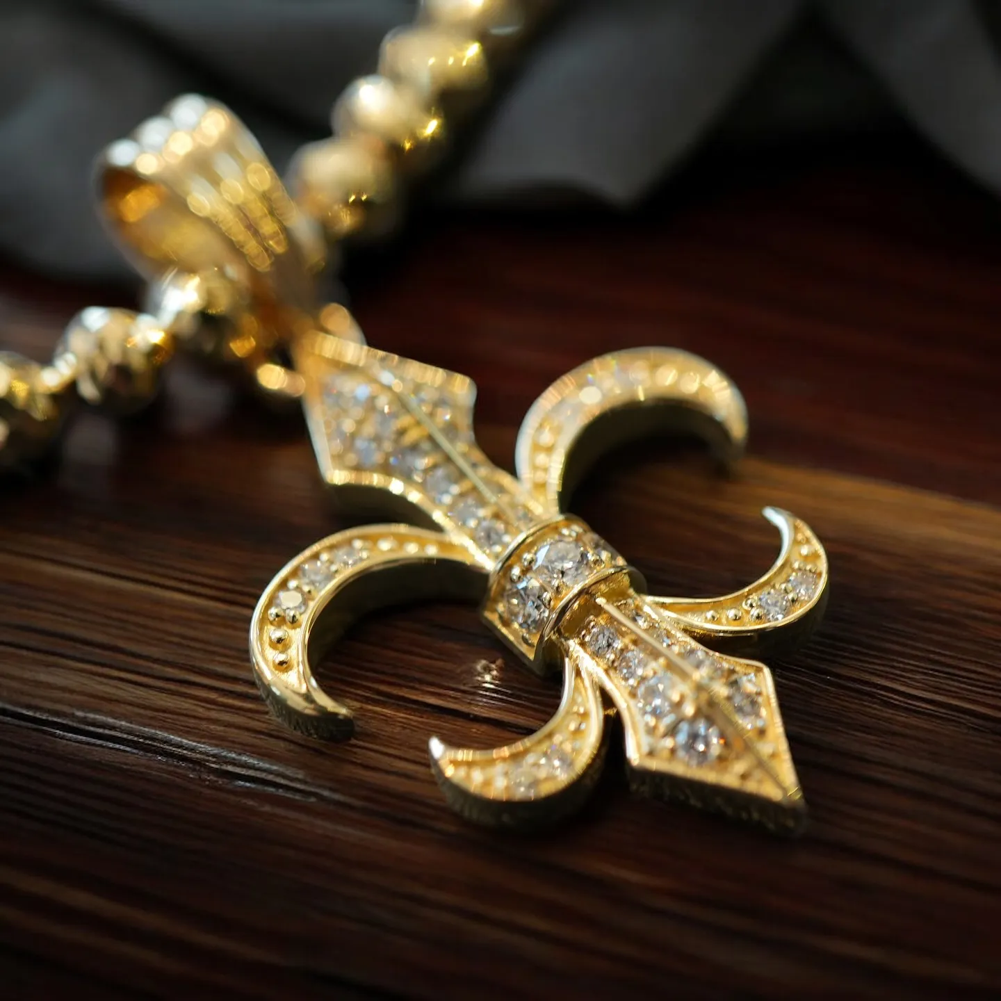 人気のシャンデリアカットボールネックレス✖︎ユリの紋章ダイヤ...