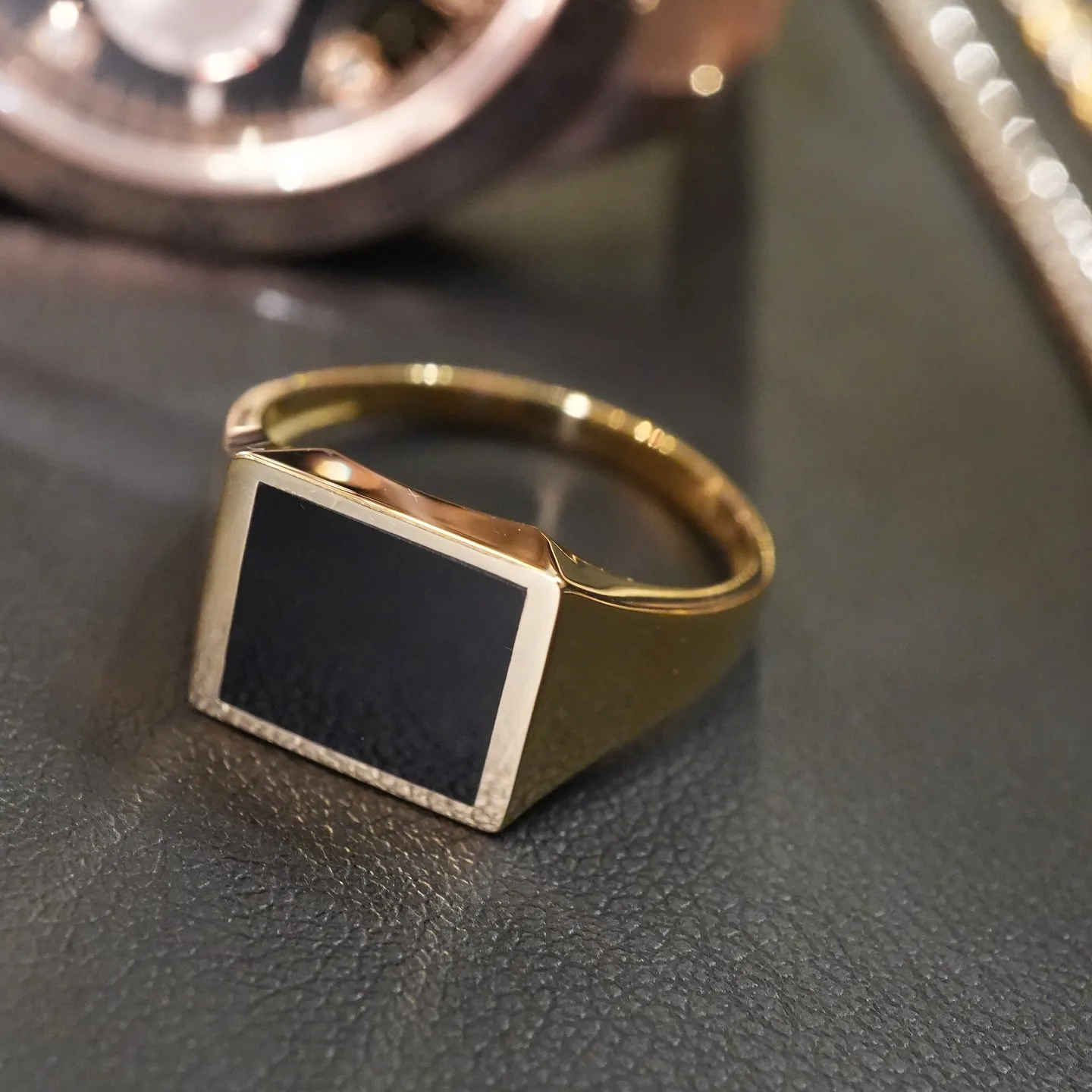 ✨手元で差がつく、18金オニキスリング✨💍