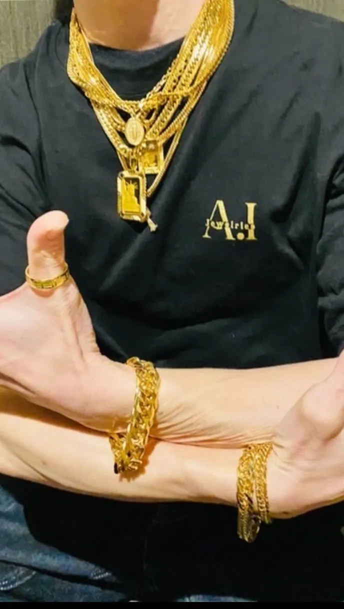 首元の自由の女神ペンダントから、両腕のブレスレット、